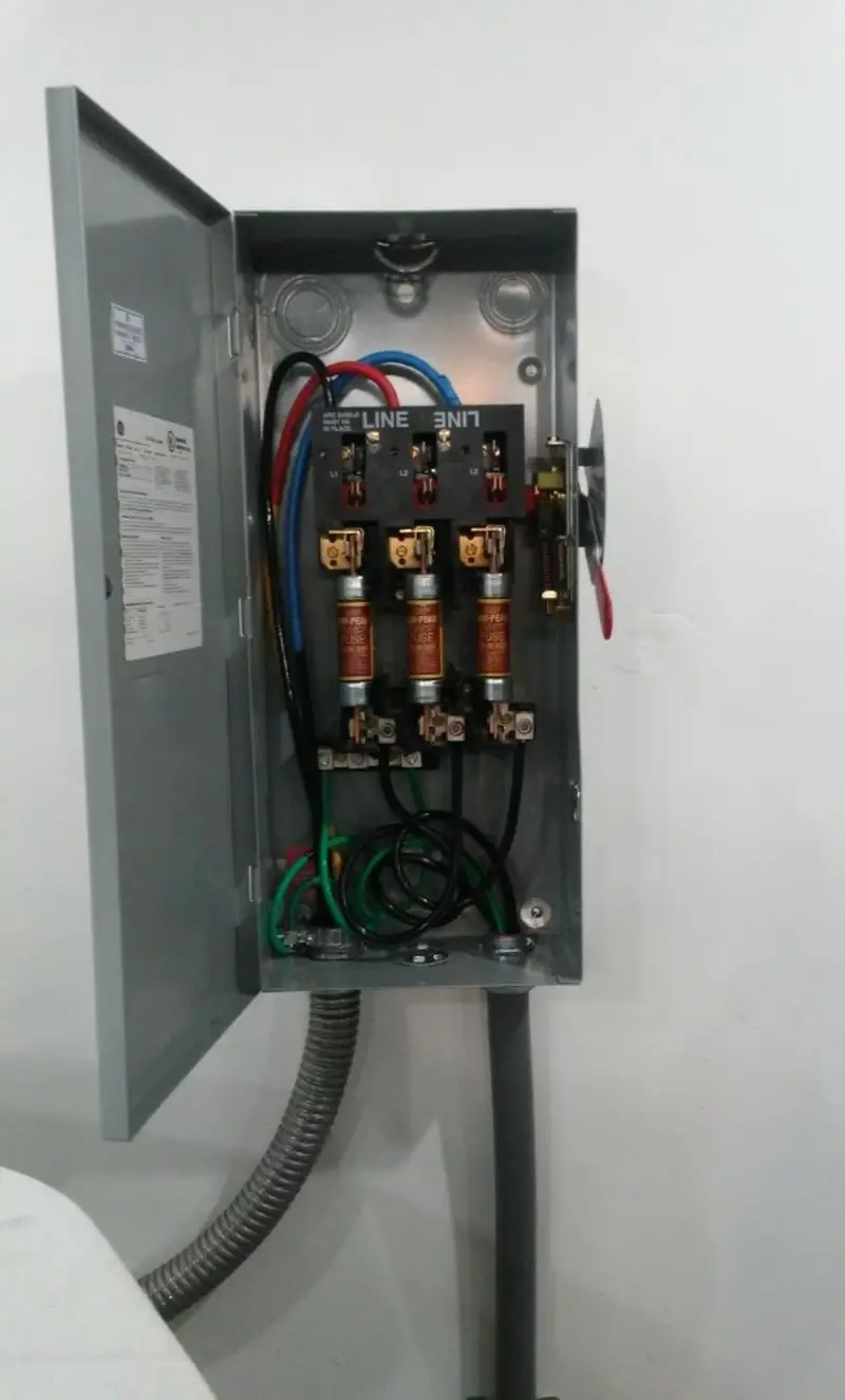 Three-phase disconnect switch installed for Smoke Detector Installation in Green Level